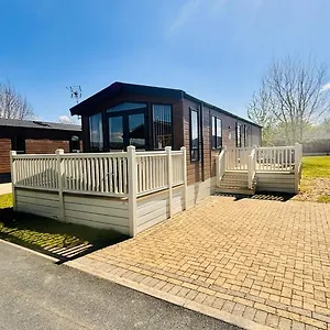 Lodge Lottie's With Hot Tub, Malton